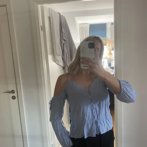 Långärmad tröja  - Säljer denna fina tröja då jag inte har användning för den längre.  Mycket bra skick!  Köpare står för frakt🌸