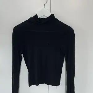 En svart tunnare polo-tröja från H&M, Den är knappt använd endast ett år gånger och slitage finns ej!💞