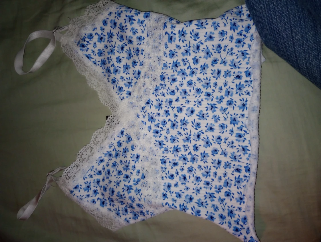 Vitt linne men blåa blommor - 90