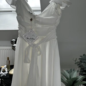 Studentklänning  - Studentklänning från Hello Molly som köptes förra året men blev aldrig använd, dvs helt oanvänd. Köptes för ca 600kr+tull 💞