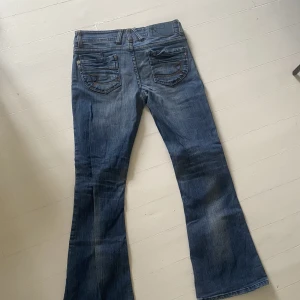 Lågmidjade jeans - Supernice lågmidjade jeans med utsvängning. Superbra skick. Storleken motsvarar en S❤️skriv för mått! 