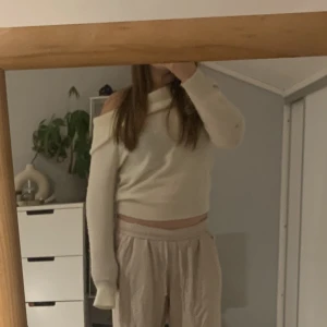 Off shoulder stickad tröja - Off shoulder sweater tröja från vero moda. I strl S, aldrig andvända så i ny skick. Ordinarie pris 300, mitt pris 200 (150 vid snabb affär).☺️  (Skickas med post nord skicka hem)  Säljs då den inte kommer till andvändning 