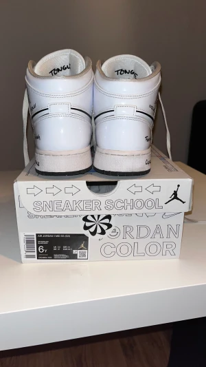 Nike Jordan 1 Mid - Säljer dessa jordans 1 mid, se bilder ovan, storlek 38,5. Bra skick, använda fåtal gånger, dock creasade. Köptes i april 2022 från Nikes hemsida, nypris 1199kr. Om frågor finns så hör av er💕