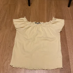 Topp strl small  - En ljusgul topp strl small. Fint skick 