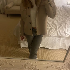 Vår jacka  - Jag säljer min vår jacka som är från only. Super fint skick även fast den är andvänt x antal gånger! Super fin nu till våren🤍köptes för 600kr