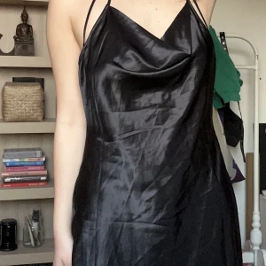 klänning - jätte söt svart klänning som passar nu till sommaren