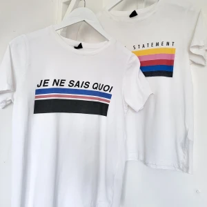  Paket med 6 T-shirts i olika storlekar - 60kr för 6 t-shirts som är i begagnatskick men är fortfarande i bra condition. De kommer i olika storlekar med fyra i S, en i M (rött text) och en i L (grön) . T-shirtsarna kommer i olika färger och design, vilket ger dig många olika alternativ att välja 