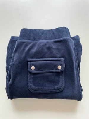 Juicy - Säljer mina juicy byxor pga dom har blivit för små, jag är ca 1,68-1,70. Dom är i färgen mörkblå Kom privat för mer bilder/info Pris: 750kr, frakt ingår i priset💗💗