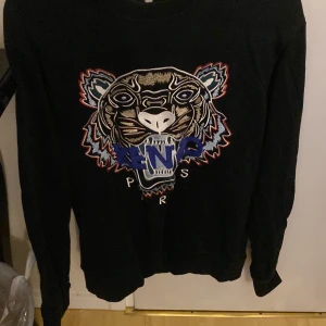 Kenzo Paris tröja - Kenzo Paris tröja i utmärkt skick! Storlek M  Prisintervall på 600-700kr   Priset kan diskuteras vid smidig affär  Hör av er vid intresse eller övriga funderingar!