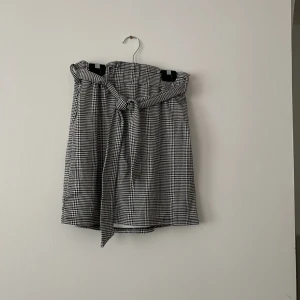 Svartvit kjol - Snygg midi/minikjol från new look strl 8 som jag tror motsvarar Small