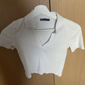 Topp från zara - Supersöt vit topp från zara. Använd fåtal gånger. Stl small. 