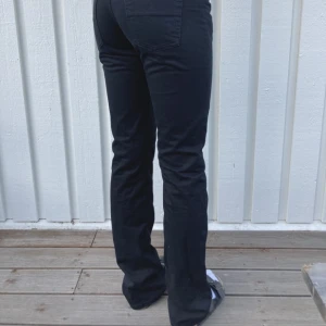Filippa K low waist jeans - Lågmidjade jeans från Filippa K i nyskick, storlek 27/34. Byxorna är långa i benen, har flare och är såå snygga men tyvärr för små för mig🙁 bilderna blev beskurna när jag laddade upp, men kan skickas privat för att se längd och passform bättre⭐️