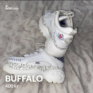 buffalo - ser lite smuttsiga ut med flash men de år dom inte, storlek 38, kan säljas 350kr endart om det är snabb affär.