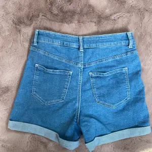 Ett par shorts i bra skick. använda endast 1 gång. Köptes för runt  200-300, säljer för lägre pris😻 osäker på märket men tror dom är från hm eller Lindex 💋