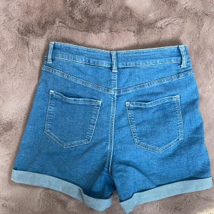 Sommar shorts💋 - Ett par shorts i bra skick. använda endast 1 gång. Köptes för runt  200-300, säljer för lägre pris😻 osäker på märket men tror dom är från hm eller Lindex 💋
