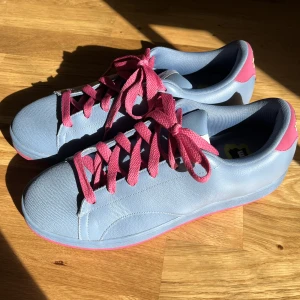 Billionaire Boys Club X Reebok - Billionaire Boys Club X Reebok  "Terry Kennedy" (2007) Board Flip 2 📏Size 10/43 EU -Jättebra skick för sin ålder! -Tillkommer tyvärr ingen orginalbox! Släpps för ett jättebra pris med tanke på sällsyntheten! Skriv ett meddelande om du har några frågor!   