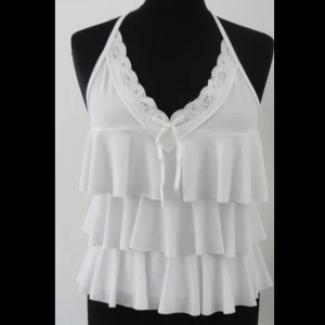 Super snygg halterneck vit topp - (kan ej skicka fler bilder eller visa hur den ser ut på) storlek: passar S och M. möts i stockholm eller fraktar 🖤