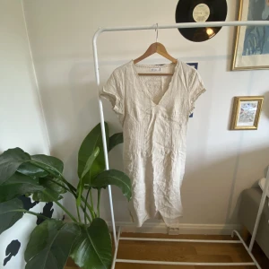 Linneklänning - Figurnära linneklänning köpt second hand!! Fina detaljer (se bild tre) och i väldigt bra skick. Säljer pga. använder aldrig!