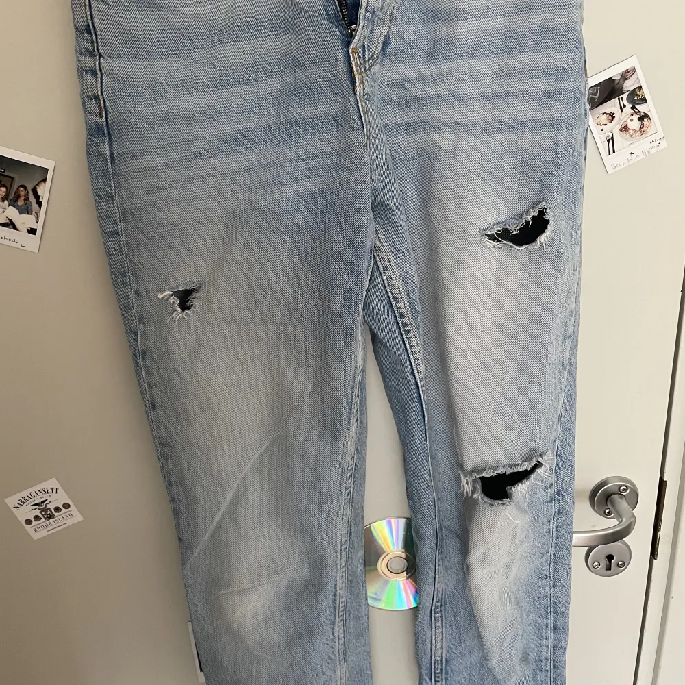Jätte fina jeans med hål som är midwasit.💗knappt använda.. Jeans & Byxor.