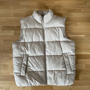 Beige väst - En riktigt snygg oversized beige väst från cubus. 