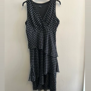 Prickig långklänning - Prickig långklänning med volanger från Kappahl i storlek 42!🖤passar kanske en 40 också eftersom den e lite stum i materialet. Kan skicka mått om man vill