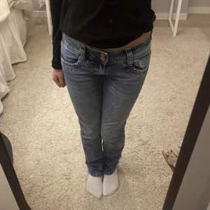 Low waist jeans från pepe! Säljer pga de är för små, superfint skick! ❤️‍🔥❤️‍🔥bra längd på mig som är 170!
