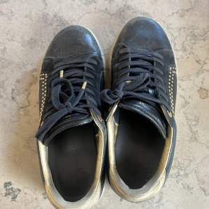 Skit snygga skor från Zadig i stl 37! Ganska slitna där av priset💓 nypris runt 2000kr Pris kan diskuteras vid snabbt köp!