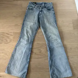 Ljusblåa bootcut lee jeans från 90 talet, bra skick! Pris kan diskuteras💕