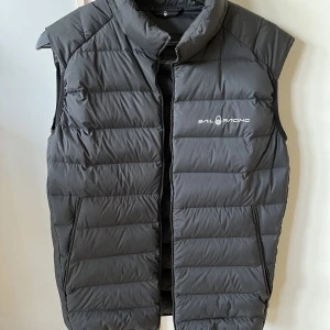 Sail racing väst - Säljer min sailracing väst som inte kommer till användning längre. Storlek är 176 cm men sitter som xs-s. Västen är i väldigt bra skick. 