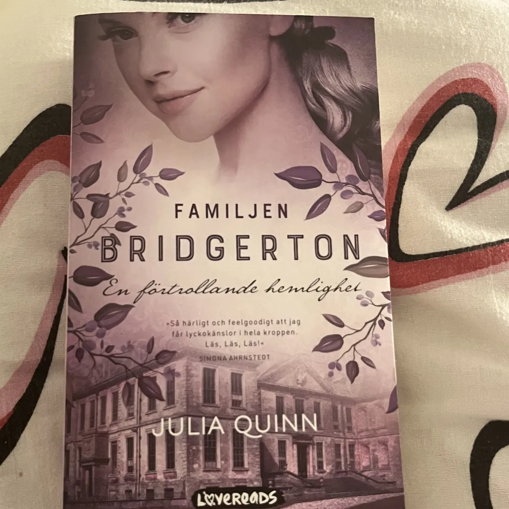 Den tredje delen i ”familjen bridgeton”, har inte läst denna men har hört mycket bra om den. Köptes på Ullared för 50 kr 😊. Övrigt.
