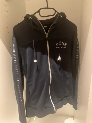 Hugo boss tröja - Väldigt sällsynt hugo boss tröja som inte går att få tag på någon stans nypris runt 2000kr skick 8/10