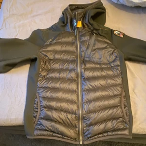 Parajumpers - Parajumpers cardigan ,köpt på Kidsbrandstore. Fint skick. Storlek ym ( junior medium)