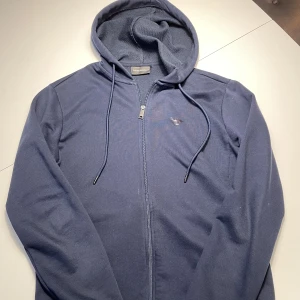 Armani zip-hoodie  - Säljer min marinblåa Armani hoodie eftersom den är för liten köpt i Armani butik.