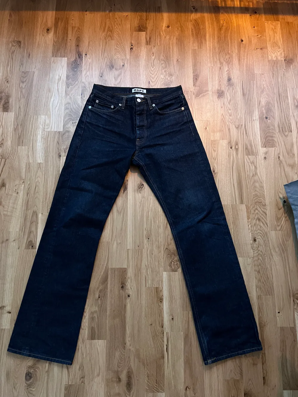 Mörkblåa hope rush jeans i fint skick Storlek 27 Finns fläck på baksida (bild 3) kan eventuellt gå bort i tvätt Skriv ifall ni undrar något!. Jeans & Byxor.