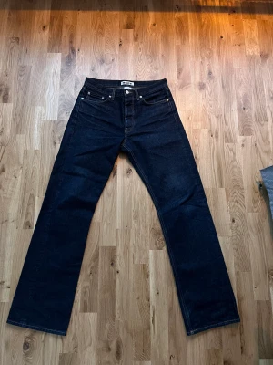 Hope rush jeans - Mörkblåa hope rush jeans i fint skick Storlek 27 Finns fläck på baksida (bild 3) kan eventuellt gå bort i tvätt Skriv ifall ni undrar något!