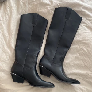 Cowboy stövlar  - Köpta från PULL&BEAR, använda kanske 5 gånger.  Storlek 38