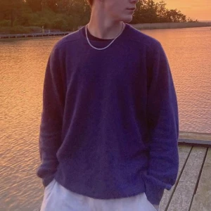 Alan Paine Lammullströja  - 100% Lamullströja från Alan Paine nypris 1500kr. Den är i mycket bra skick då jag tar hand om mina kläder väl och passar perfekt på sommaren såväl som vintern. Pris kan diskuteras vid snabb affär.