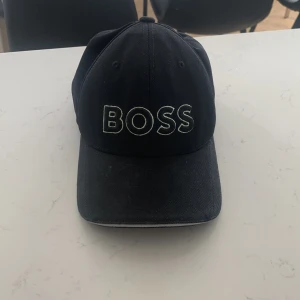 Boss keps bra skick - Bra skick, hyfsat ny, ren gjord på insidan och såklart äkta. Bra pris! Ordinarie pris ligger på 529