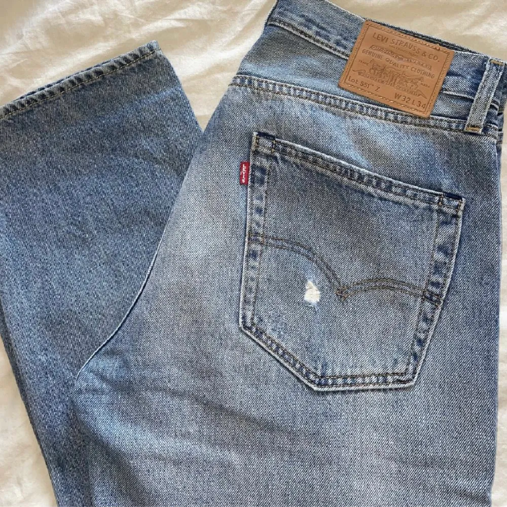 Säljer helt nya Levis jeans endast testade, tyckte inte de passade på mig köpte de för 1200 så tycker 500 i pris är rimligt! Lappen är kvar när köparen för de till och med! Först till kvarn. Jeans & Byxor.