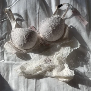 Victoria’s Secret sätt - Ett helt nytt Victoria Seacret sätt som aldrig är använt och fortfarande ligger i påsen och har alla lappar kvar. Nypris 1 100 kr. 