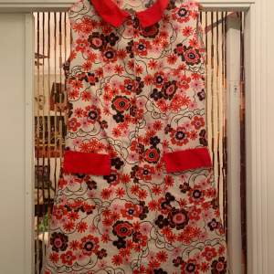 Säljer nu min underbara 60-tals klänning då den är för stor för mig. Så vackert mönster. Kanske bör nämna att dessa användes som en hemmafru klädsel under 60-talet. Brukar själv ha S så gissar på en M🍓 OBS! Kolla min bio innan köp!🌼