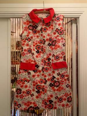Säljer nu min underbara 60-tals klänning då den är för stor för mig. Så vackert mönster. Kanske bör nämna att dessa användes som en hemmafru klädsel under 60-talet. Brukar själv ha S så gissar på en M🍓 OBS! Kolla min bio innan köp!🌼