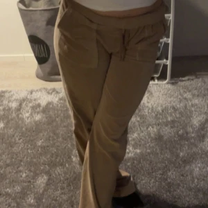 Juicy mjukis  - Säljer dessa fina byxor pg av att dem aldrig kommit till någon användning. Dem e använda ett fåtal gånger. Orginal pris: 1300 Mitt pris: 700 