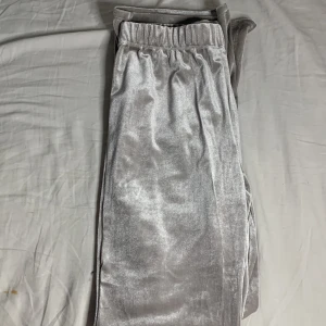 Grå sammetsbyxor. - Helt oanvända byxor i strl 158/164. 