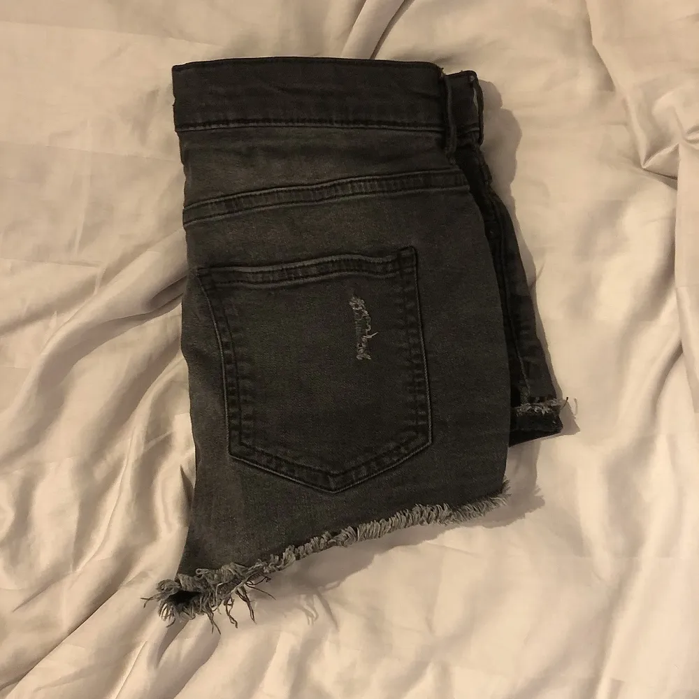 Säljer dessa super snygga lågmidjade jeans shorts, dem är lite stretchiga i materialet. Hör av er om ni undrar något eller vill ha fler bilder ☺️. Shorts.