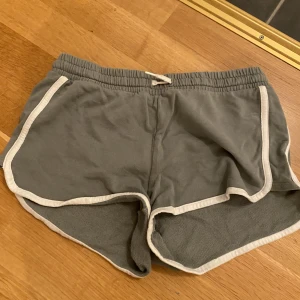 Gröna mjukisshorts - Säljer dessa jättesköna gröna mjukisshorts. De är supersköna och snygga, perfekt till sommaren. De är i storlek 152