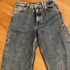 Säljer dessa snygga jeans från Monki. Säljer de för att de börjar bli försmå för mig och att de inte riktigt kommer till användning. De är i storlek 24. 