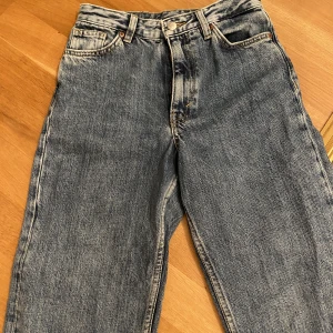 Blåa jeans - Säljer dessa snygga jeans från Monki. Säljer de för att de börjar bli försmå för mig och att de inte riktigt kommer till användning. De är i storlek 24. 