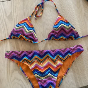 Bikini - Bikini i missoniliknande mönster! Så snygg!! Passar strl 36/38, så brutalt snygg när man är brun