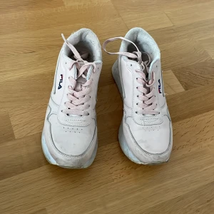 Rosa fila - Rosa filasneakers. Man kan enkelt putsa upp dom. Storlek 37.